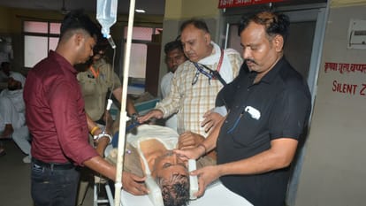 13 dead body lying outside mortuary in Varanasi divisional hospital and on ground in Shivpur