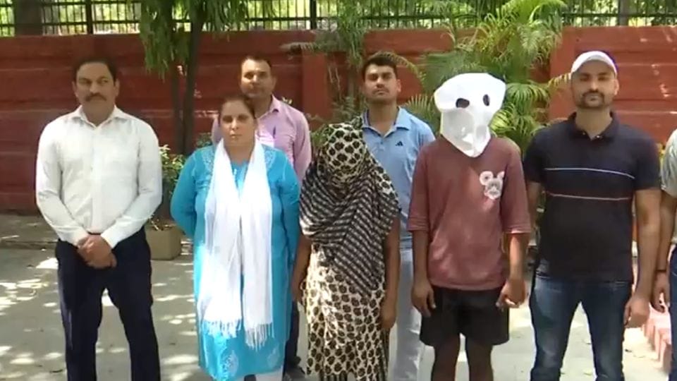 Police arrested two members of Thakthak gang in Delhi