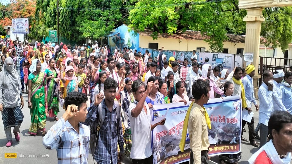 आदिवासियों ने रैली निकालकर किया प्रदर्शन