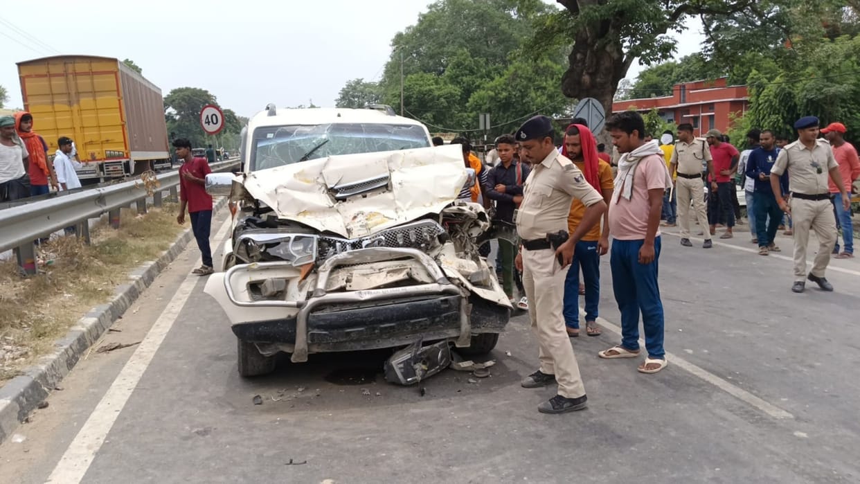 Bihar News: In Begusarai, an uncontrolled car hit a parked truck from behind, 10 people seriously injured