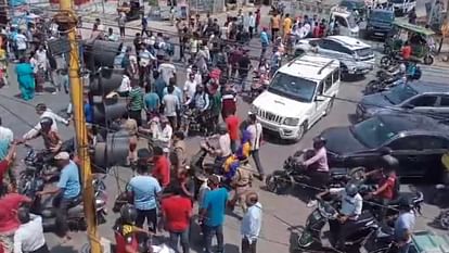 Dehradun Crime Shootout killers Youths shot in raipur Dehradun Angry family members and people blocked road