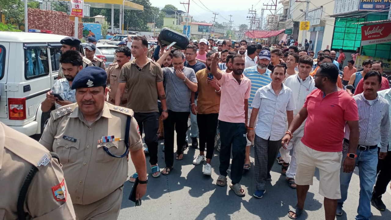 Dehradun Crime Shootout killers Youths shot in raipur Dehradun Angry family members and people blocked road
