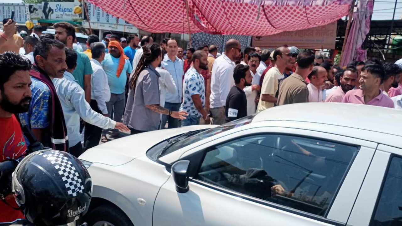 Dehradun Crime Shootout killers Youths shot in raipur Dehradun Angry family members and people blocked road