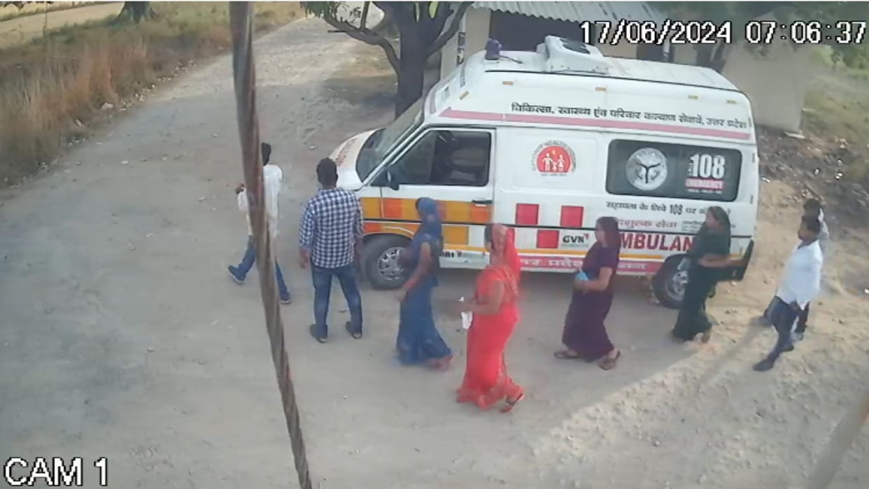 Video viral of carrying passengers in 108 ambulance in jaunpur