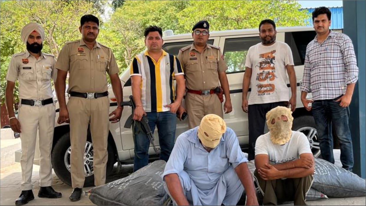 Fatehabad: Smugglers tried to run over the police, when they ran away the car overturned in the bushes