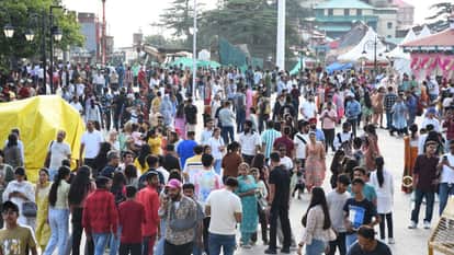 गर्मी से बचने के लिए पहाड़ों का रुख कर रहे पर्यटक।