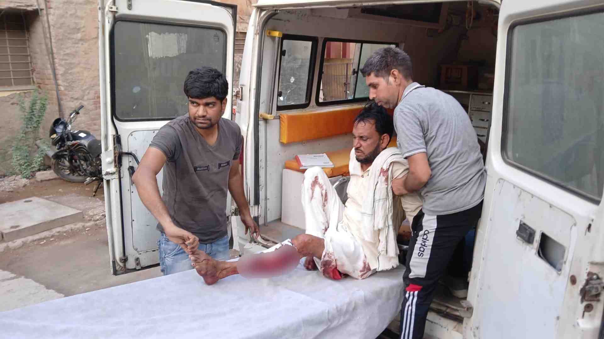घायल तस्कर को लागा गया अस्पताल।