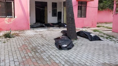 13 dead body lying outside mortuary in Varanasi divisional hospital and on ground in Shivpur