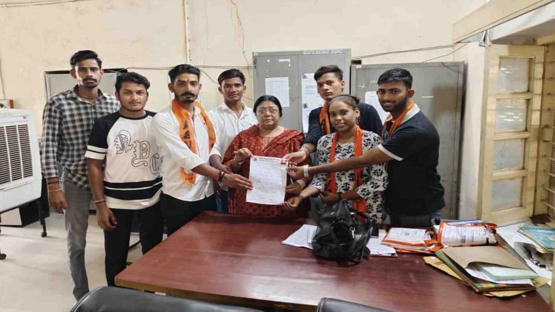 ज्ञापन सौंपते विद्यार्थी।