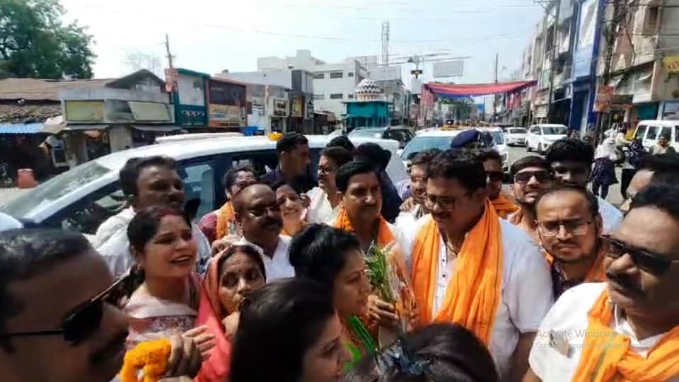 Union Minister accorded a warm welcome Tokhan Sahu said PM Modi is working for prosperity in Dhamtari