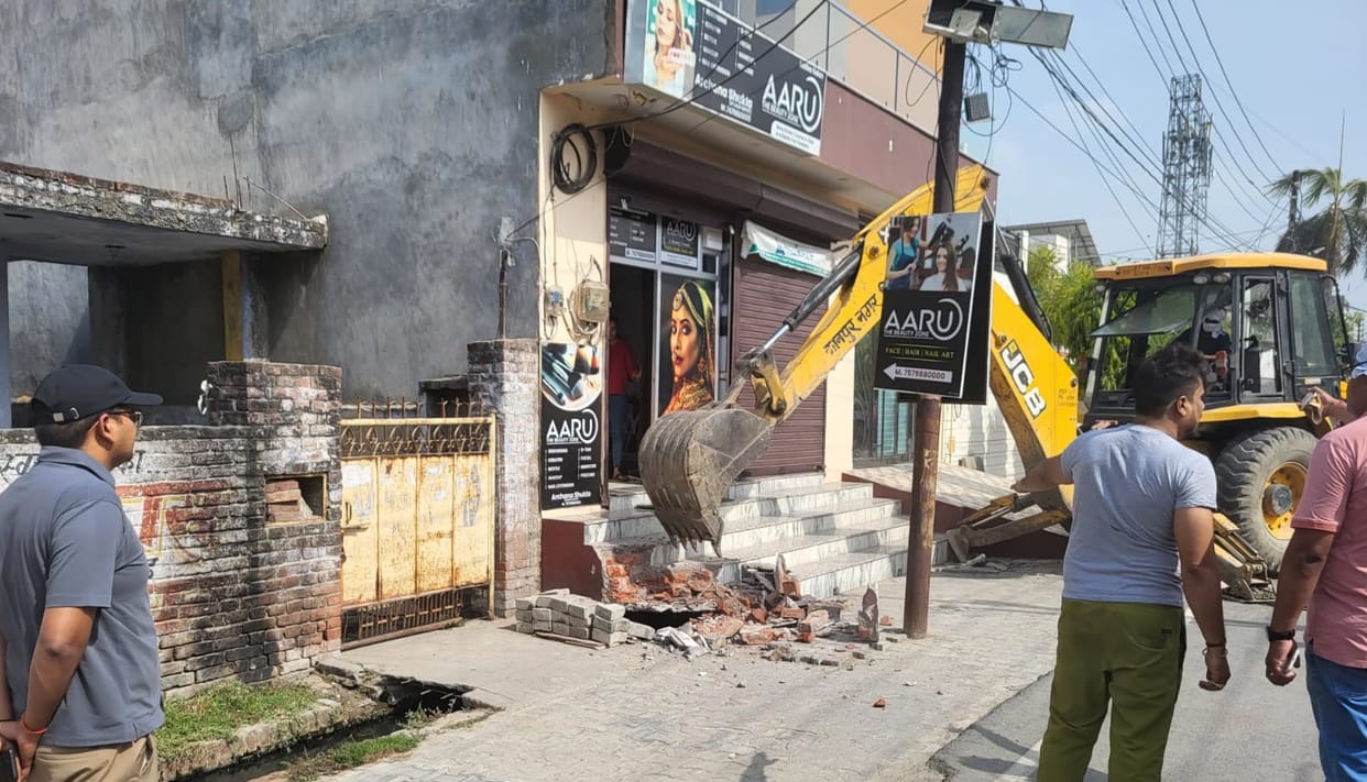 Bulldozers ran on encroachment on the drains, Municipal Commissioner got the platforms and stairs demolished