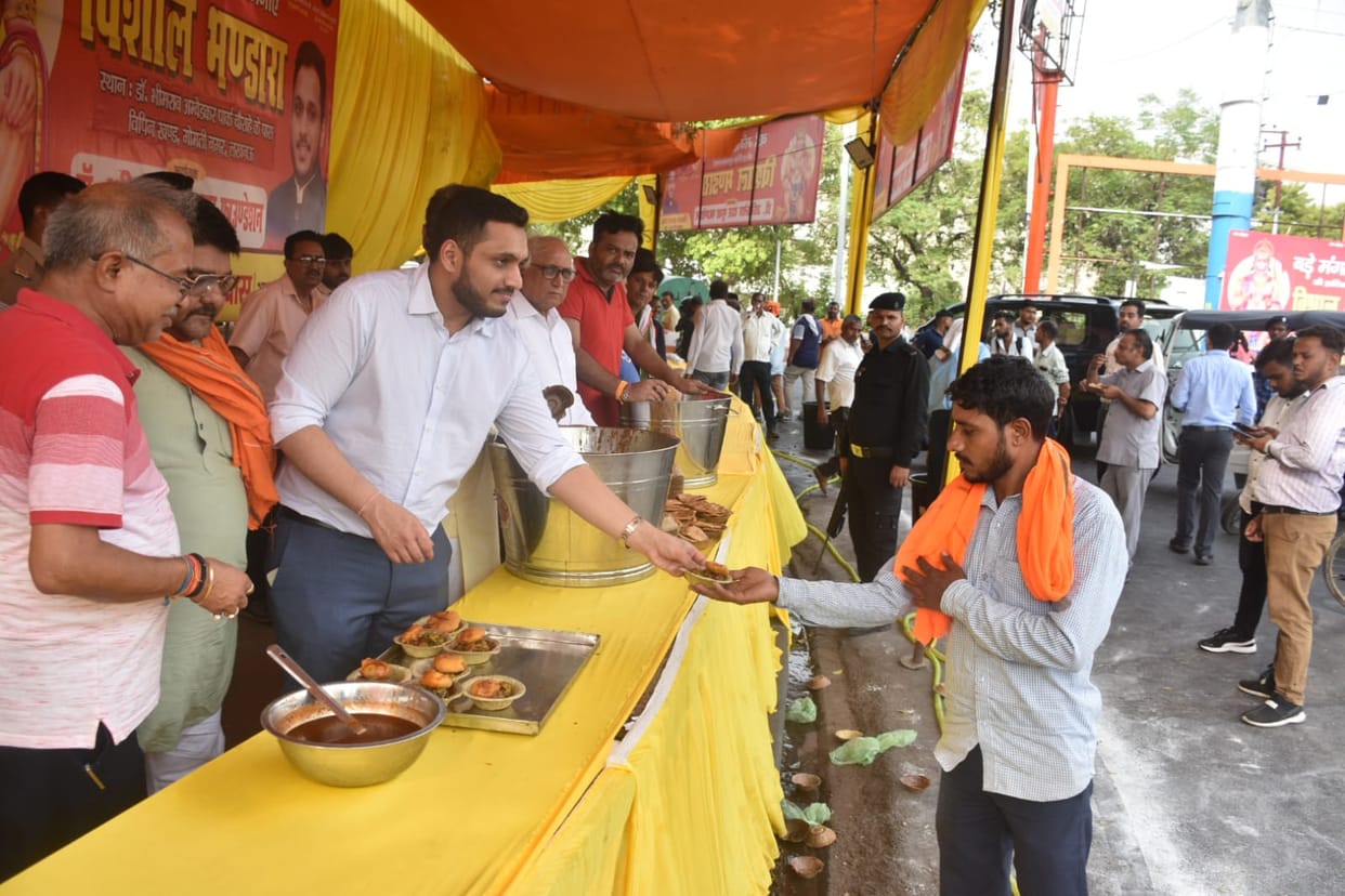 Dr Akhilesh Das Gupta foundation bhandara on Bada Mangal.