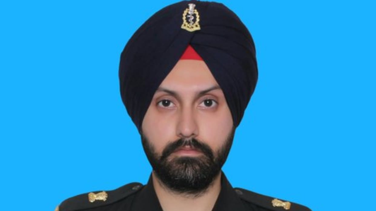 Army doctor turns saviour for ill man onboard Chandigarh-bound flight news in hindi