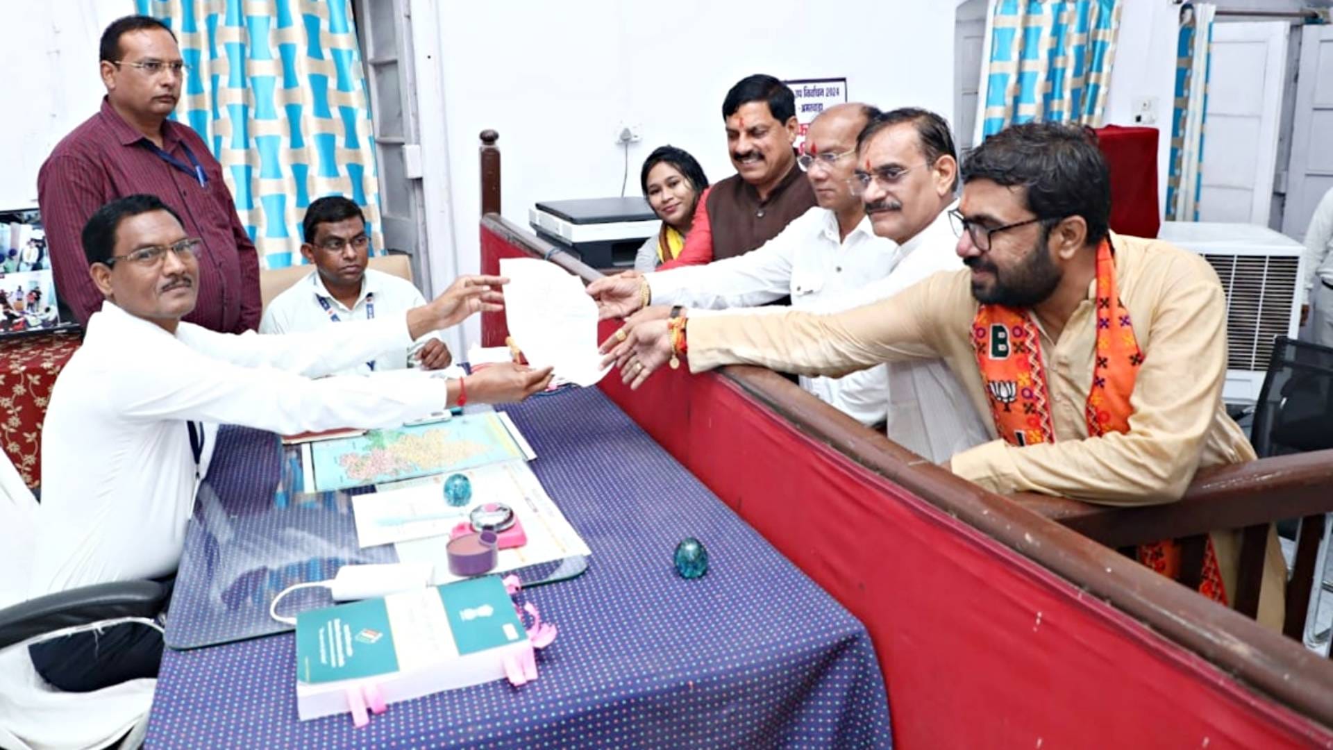 नामांकन दाखिल करते हुए