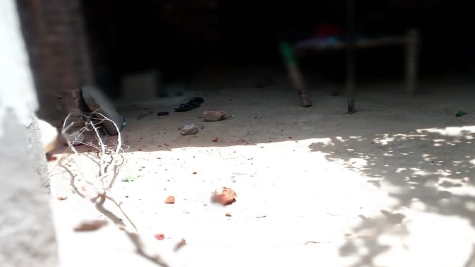 Stones pelted heavily between two parties in transaction dispute case registered against unknown people