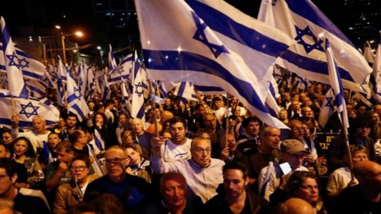 Israel: Thousands of people gathered outside the Parliament to demand early elections and release of hostages