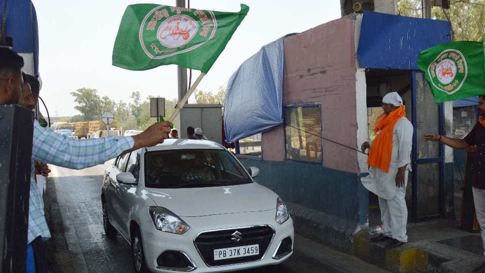 Ultimatum from farmers sitting at Ladowal toll plaza