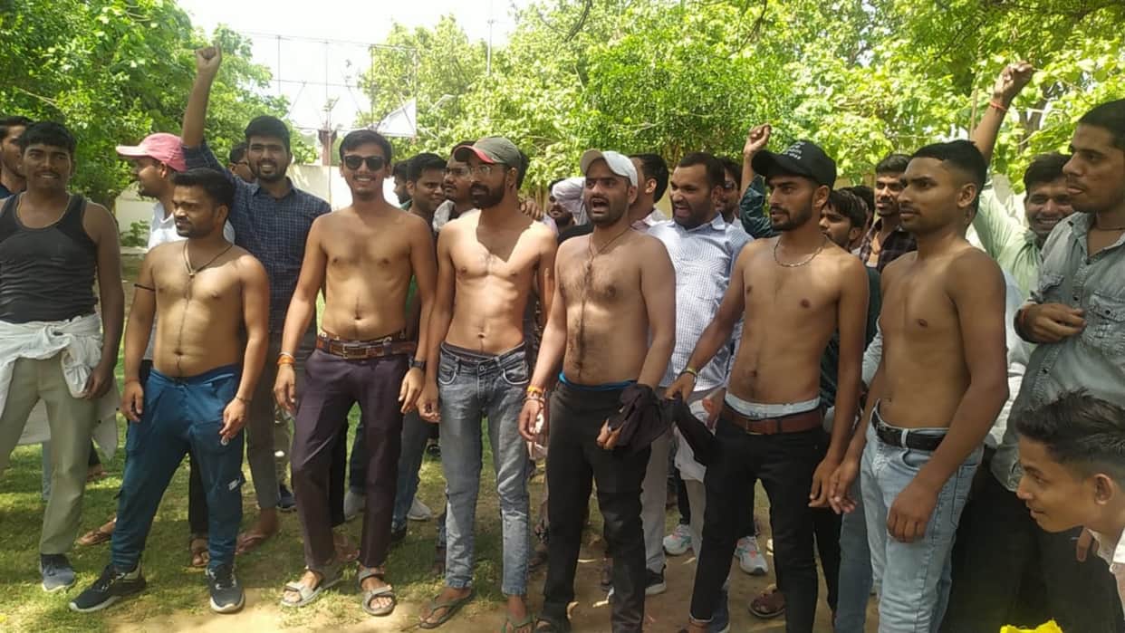 Dholpur News: Youth protest against women's reservation, accuse government of step-motherly treatment