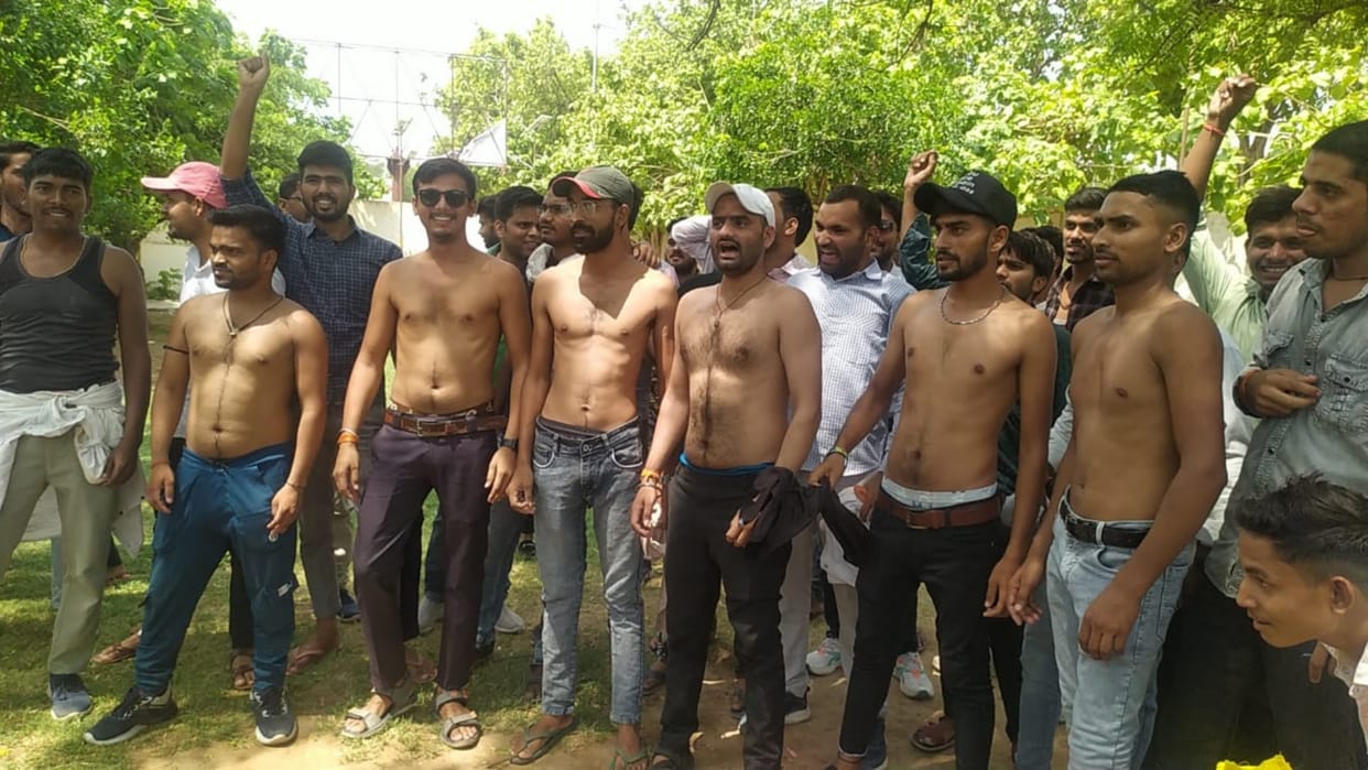 Dholpur News: Youth protest against women's reservation, accuse government of step-motherly treatment