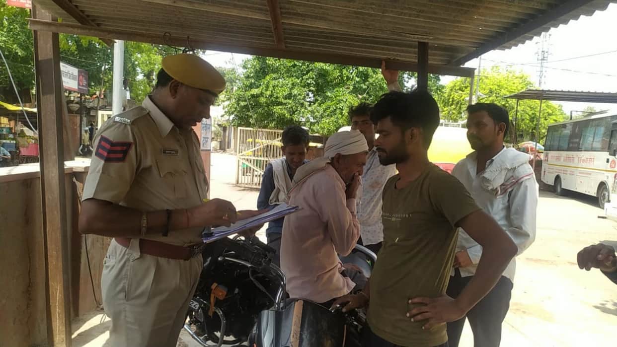 Dholpur News: Bike rider returning after working was hit by an unknown vehicle, youth died on the spot