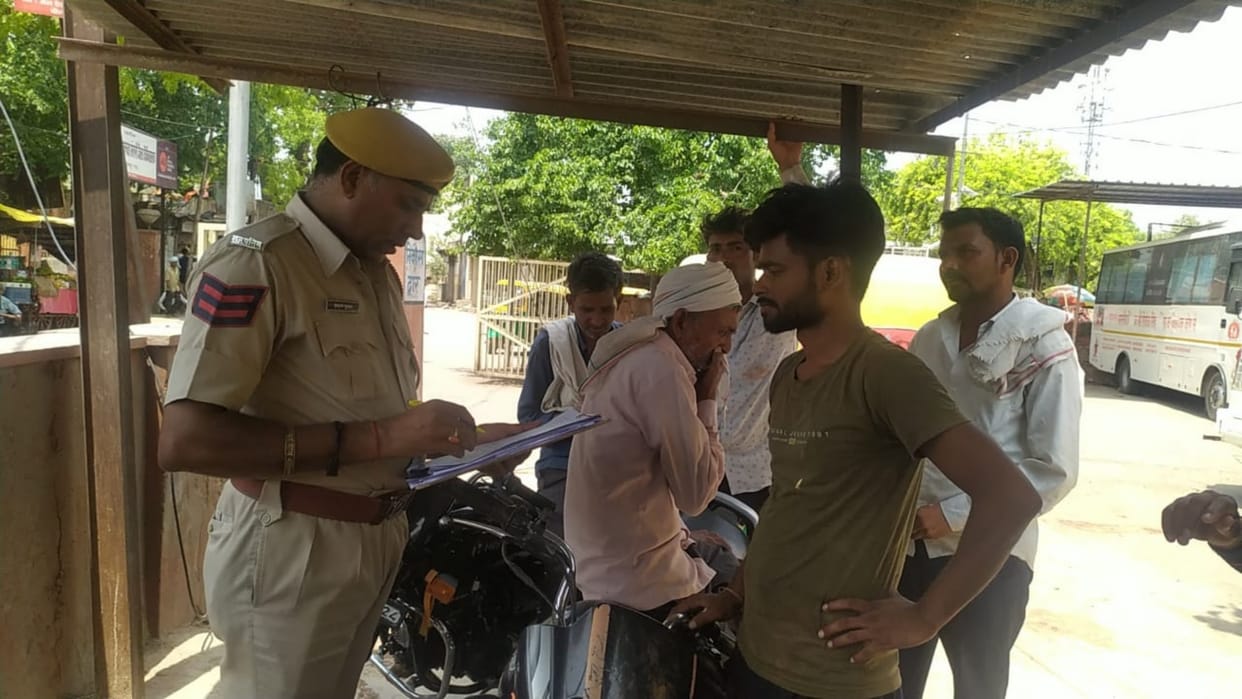 Dholpur News: Bike rider returning after working was hit by an unknown vehicle, youth died on the spot