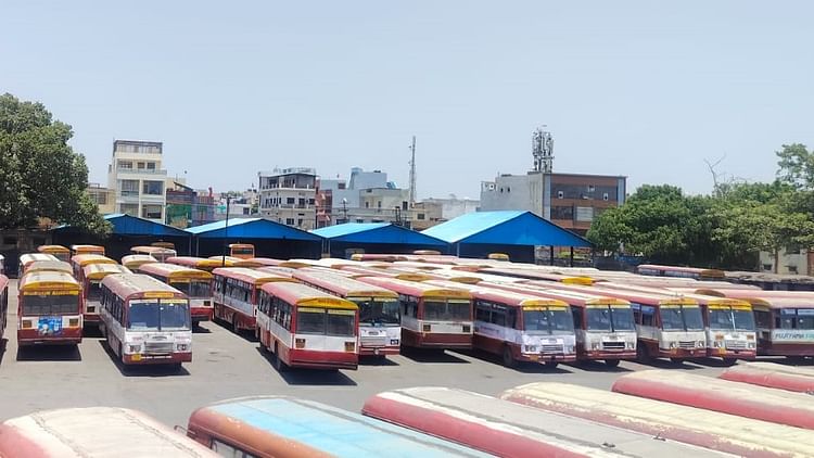 Moradabad: वर्कशॉप में खड़ी हैं रोडवेज की 25 बसें, चलाने को नहीं मिल रहे चालक-परिचालक, यात्रियों को दिक्कत