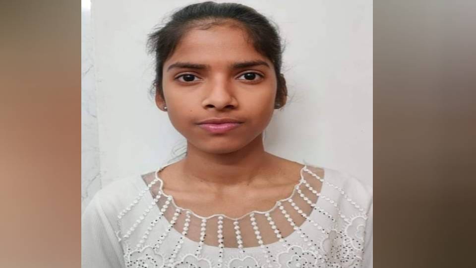 daughter of daroga committed suicide by hanging herself In Firozabad body found hanging from tree in park