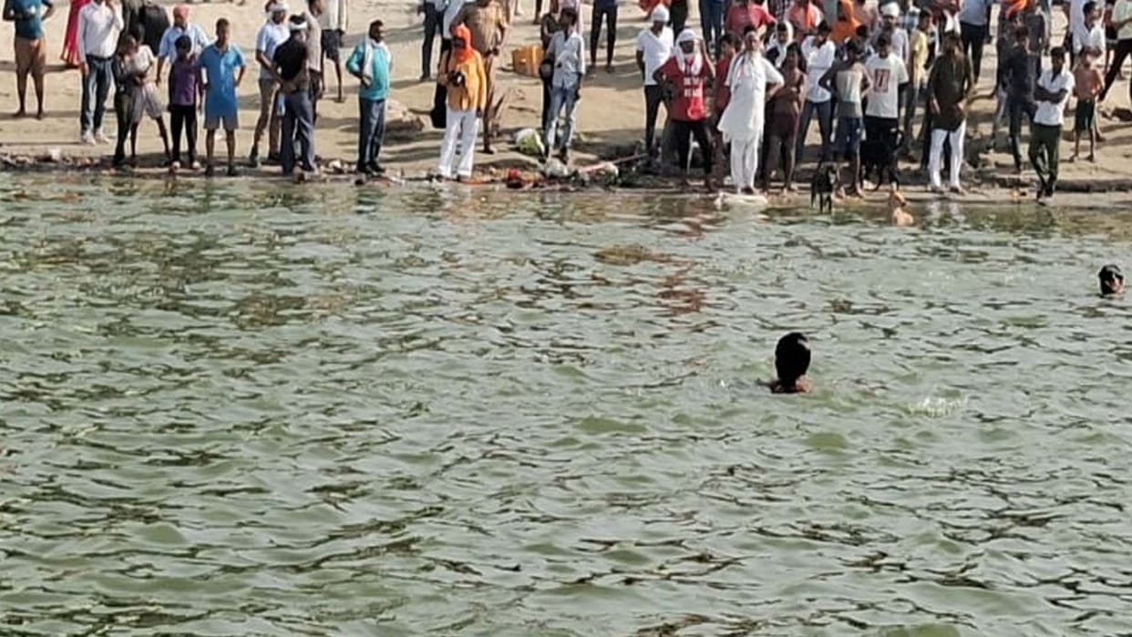 Fatehpur: Son jumped into the river trying to save his mother, both died