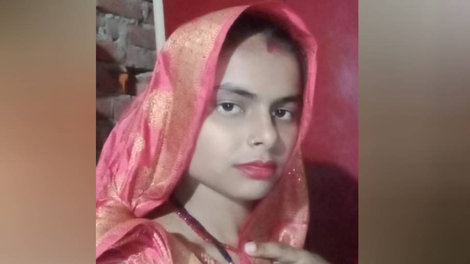 body of married woman found in bloody condition near railway track in Firozabad