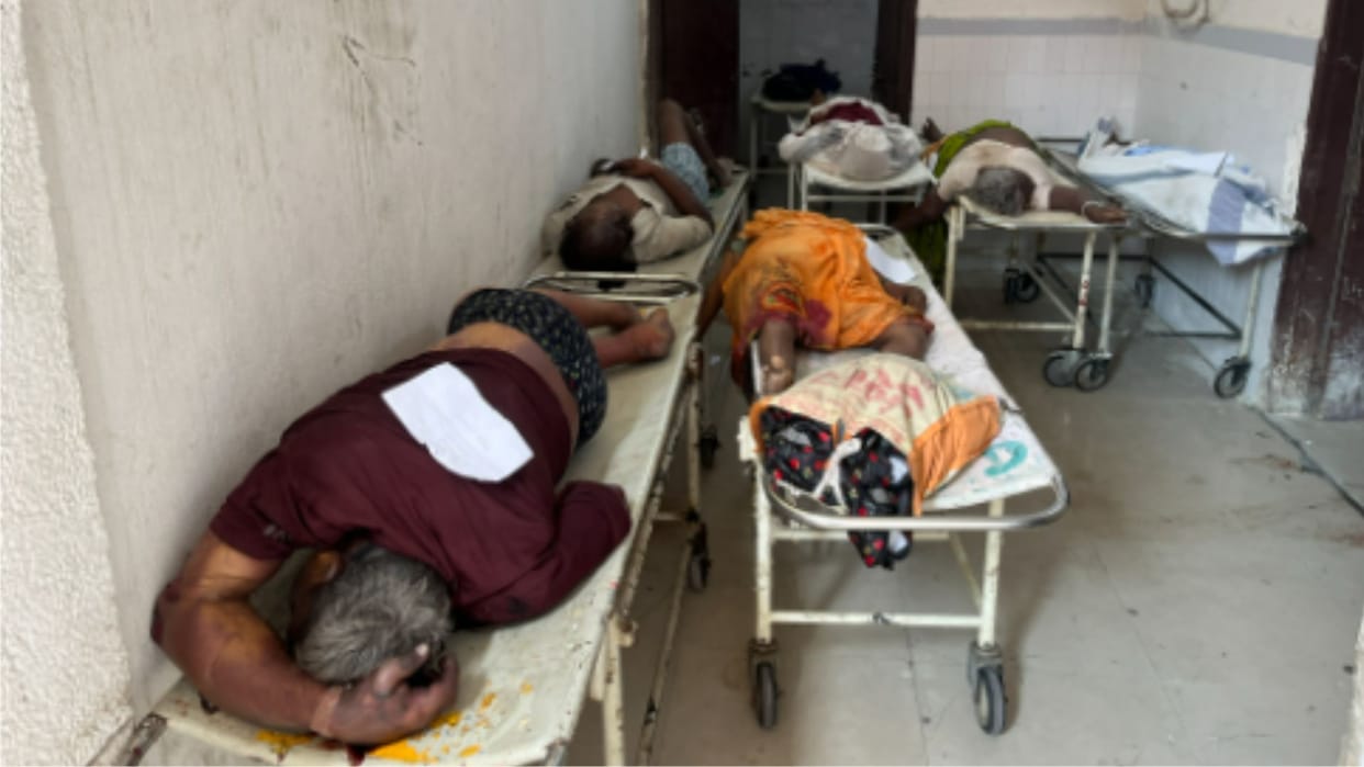 13 dead body lying outside mortuary in Varanasi divisional hospital and on ground in Shivpur