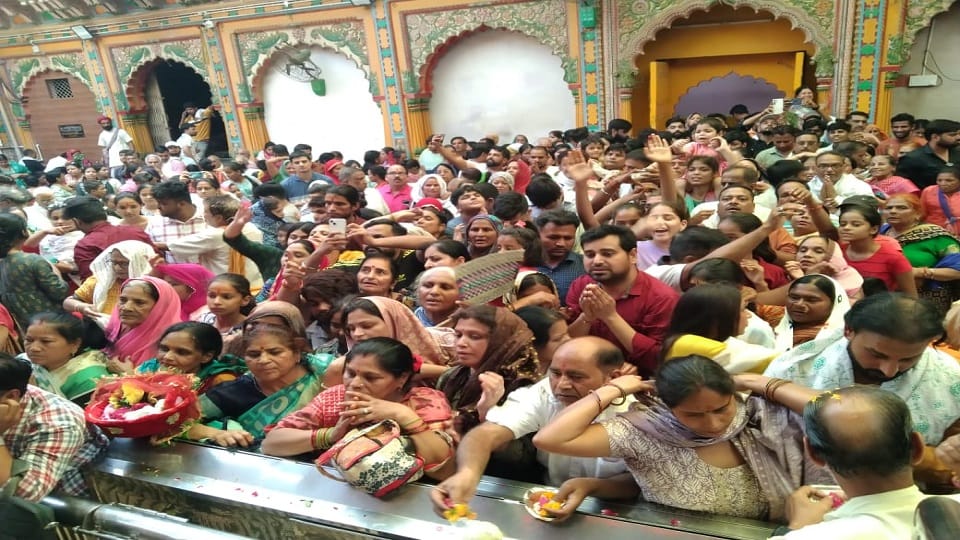 Nirjala Ekadashi 2024: Huge Crowds Gather at Sri dwarkadhis and Banke Bihari Mandir Vrindavan