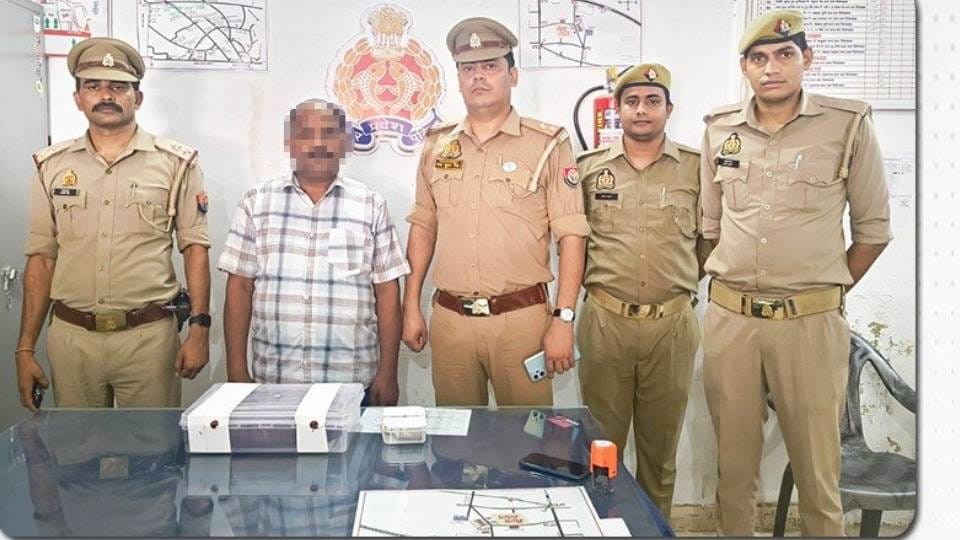 Fake jail superintendent arrested in Firozabad he duped youths of lakhs of rupees in name of getting them jobs