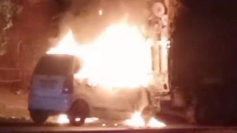 car caught fire after colliding with truck in Mainpuri truck kept on speeding while pulling burning car