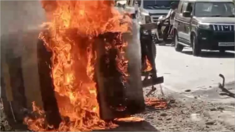 Punjab: Vehicle Overturned Due To Tire Burst Caught Fire, Fire Brigade Brought It Under Control – Amar Ujala Hindi News Live