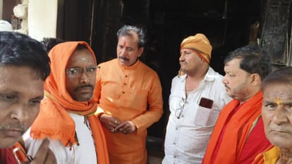 Huge fire warehouse in varanasi goods worth 10 lakhs rupees destroyed Cabinet minister reached the house of vi