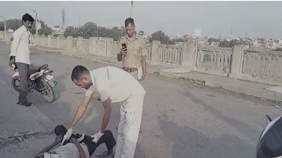 Dead body of a youth found on banks of Yamuna in Mathura deceased could not be identified