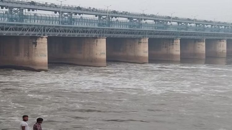 Delhi Yamuna Water Level: चेतावनी स्तर के करीब पहुंचा यमुना नदी का जलस्तर, बाढ़ का खतरा बढ़ा