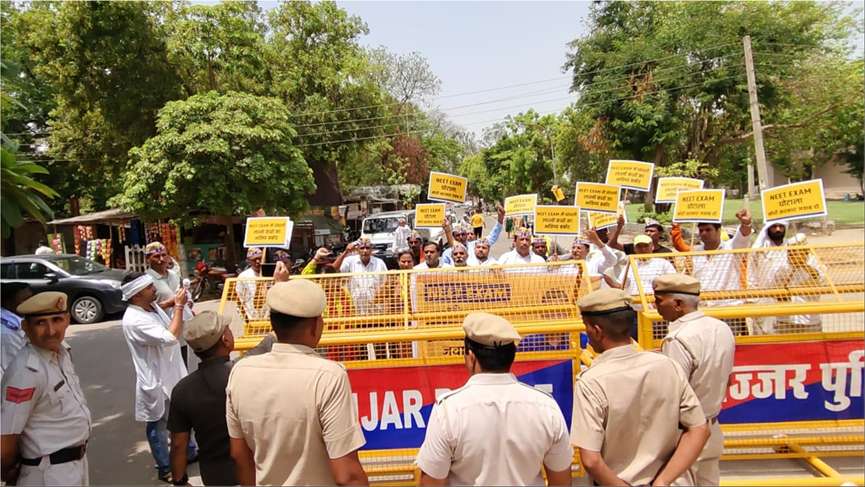 Jhajjar: Aam aadmi party workers protest against neet scam