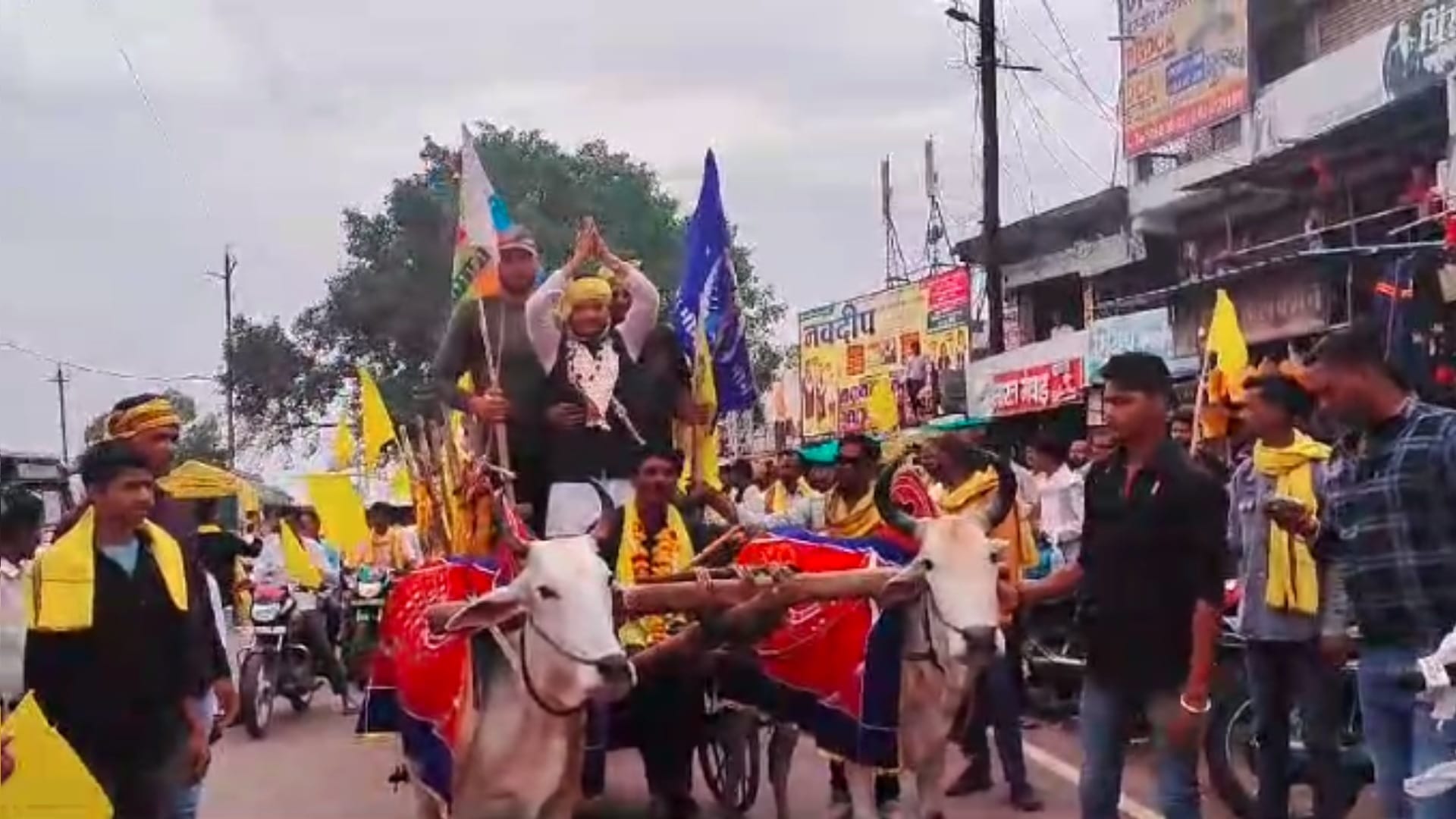 अमरवाड़ा से गोंगपा प्रत्याशी नामांकन भरने बैलगाड़ी में सवार होकर पहुंचे