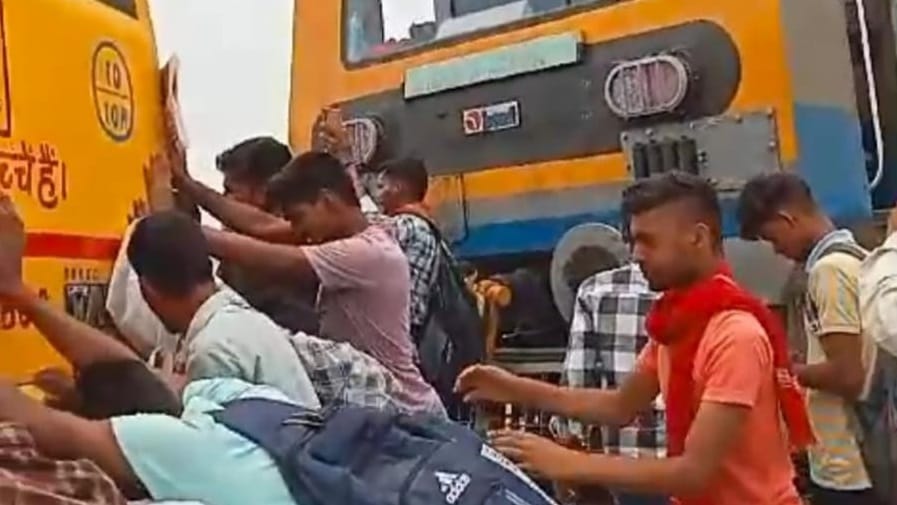 Bihar: rail accident averted in Nawada, school bus stuck on the track, loco pilot applied emergency brake.