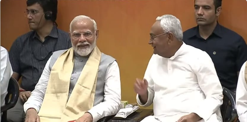 पीएम मोदी से बातचीत करते सीएम नीतीश कुमार।
