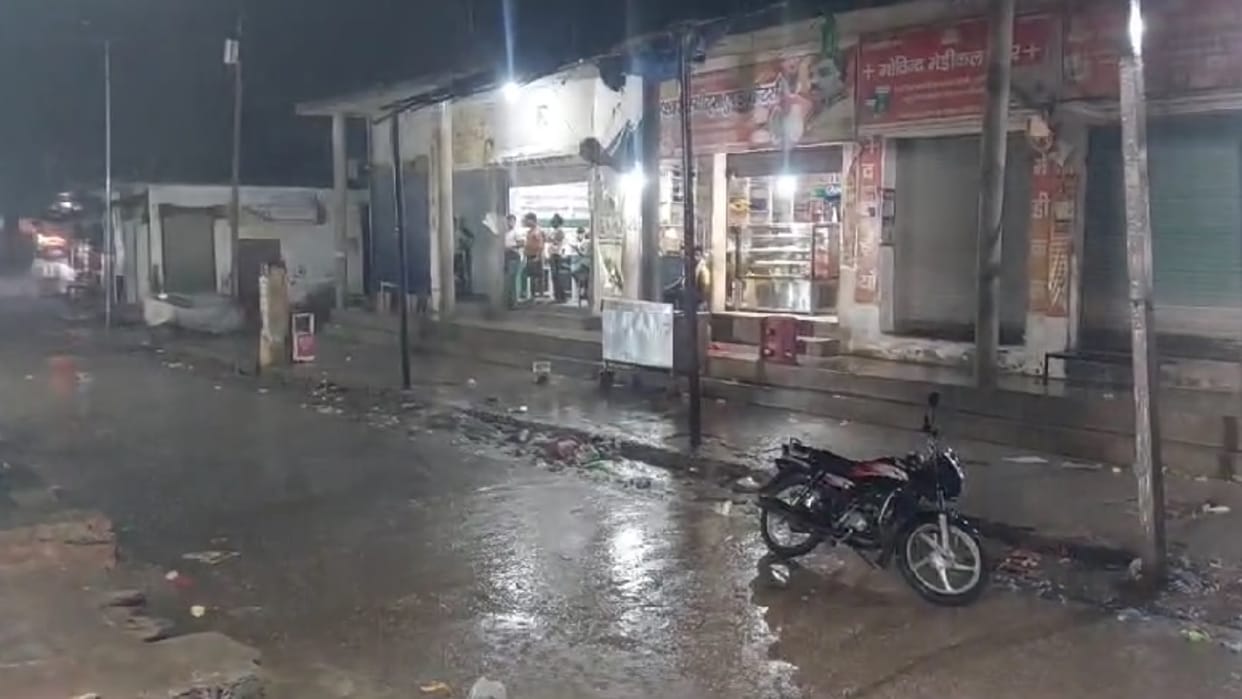 Weather News Heavy rain with storm in Badaun lights out in many villages