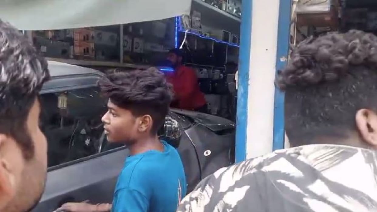 over speeding car went out of control and entered the shop in Shahjahanpur