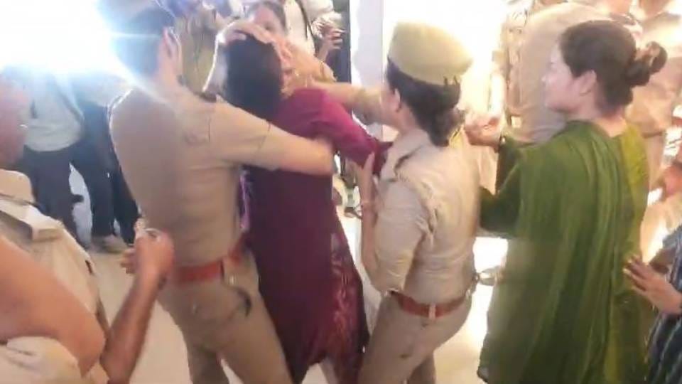 woman along with her constable father created ruckus in DCP City office In Agra