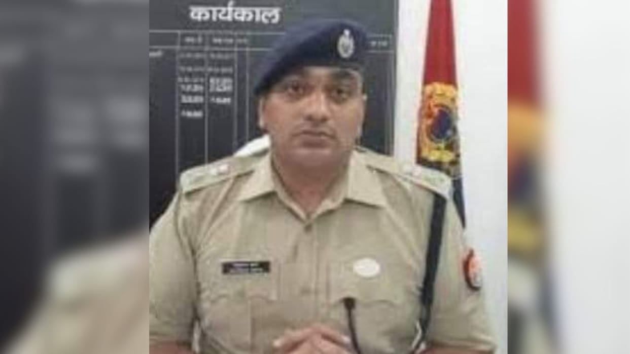 four policemen suspended in azamgarh Superintendent of police ordered investigation