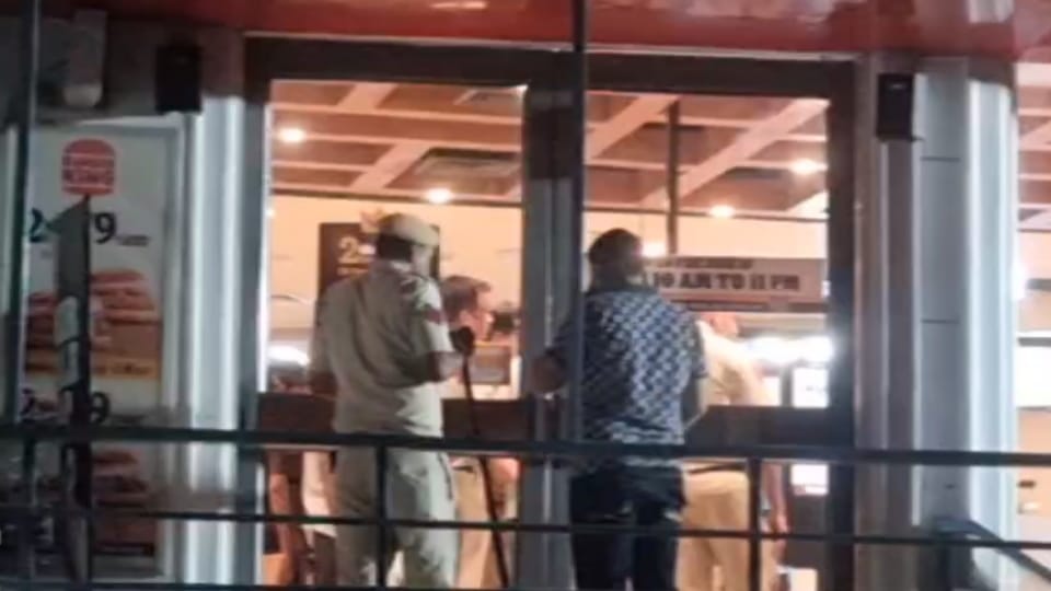 Delhi : firing in Rajouri Garden. One person has died in the incident