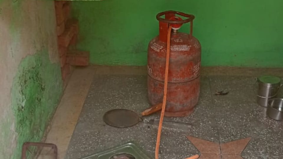 Couple and two children burnt due to leaking gas cylinder in Dhani Khargawan of Mahendragarh
