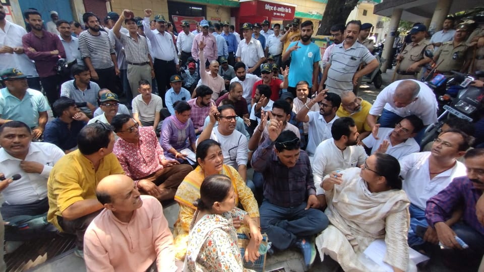 Dehradun Crime Shootout Victim Wife and sister Appeal to dehradun Band on 20 June