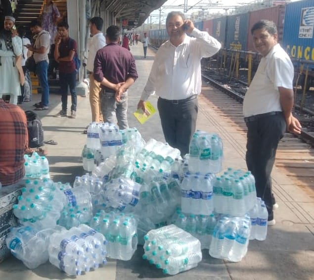 Bhopal: 55 cartons of local water bottles seized in Bhopal station, raid in Kushinagar Express