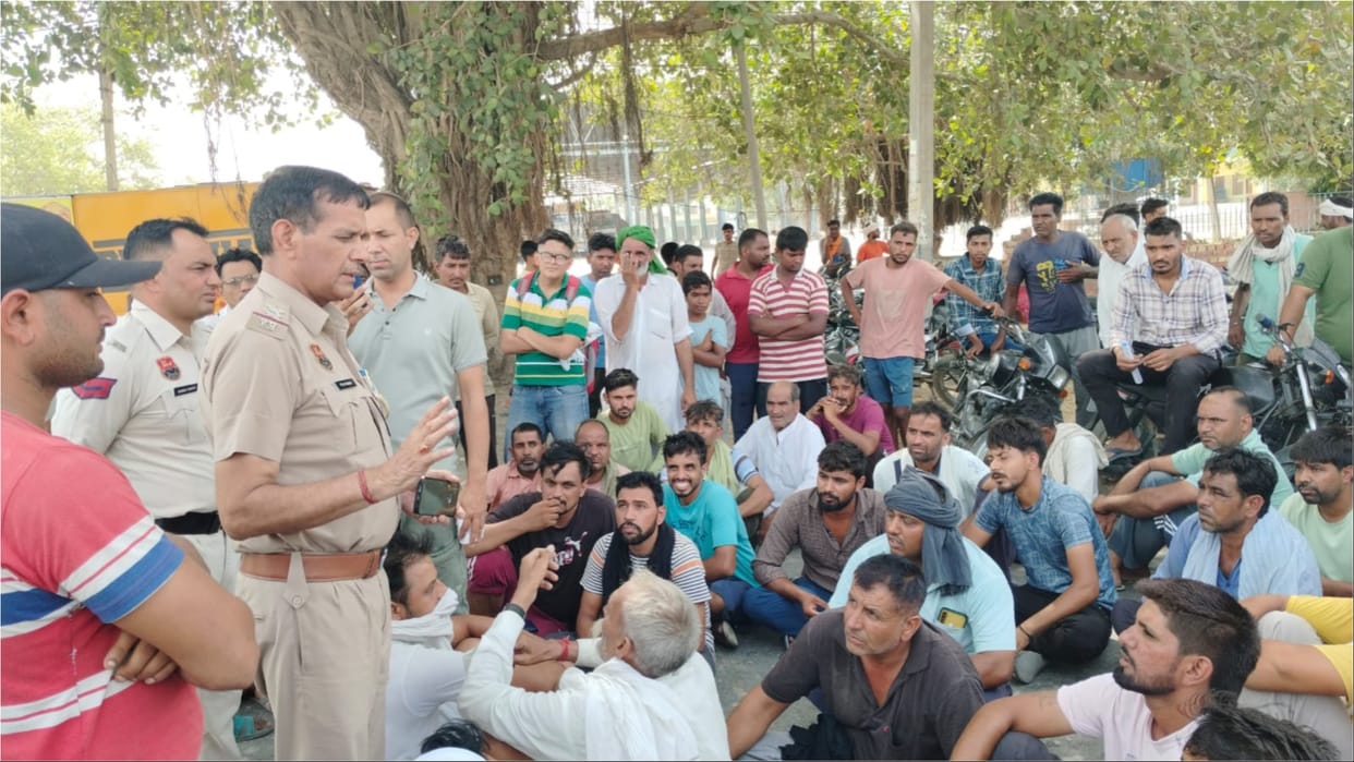 Kaithal: Farmers blocked Pundri-Rajaund road due to power supply problem